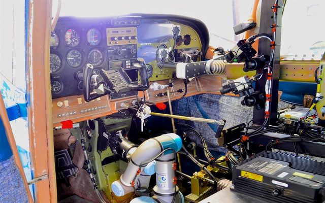 Desarrollan robot que puede manejar un avión y hacerlo autónomo