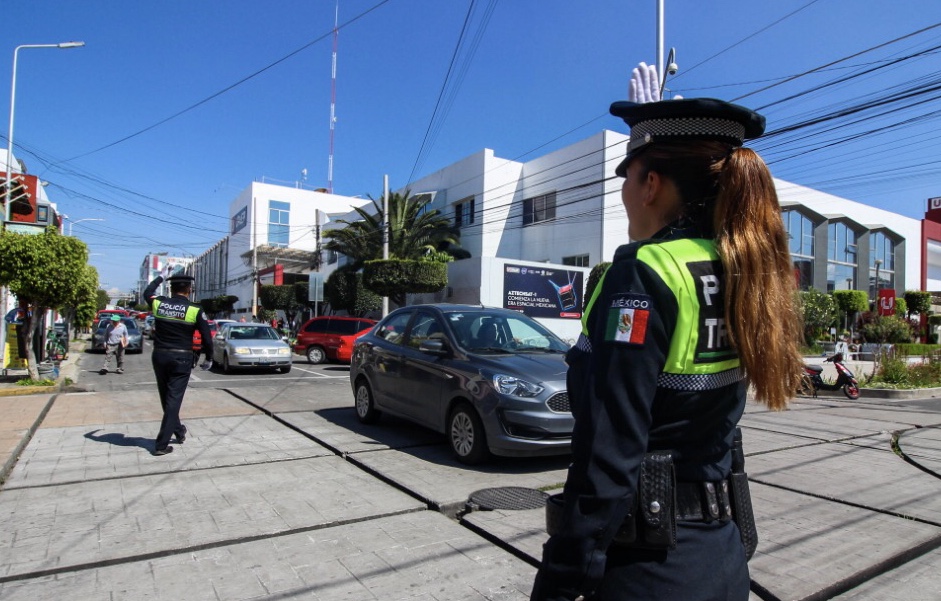 Padre de familia amaga a director de escuela con arma de fuego para inscribir a su hijo 