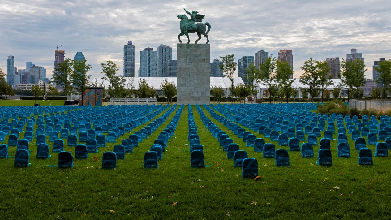 Unicef hace un 'cementerio' con mochilas azules por cada niño muerto en zonas de conflicto en 2018