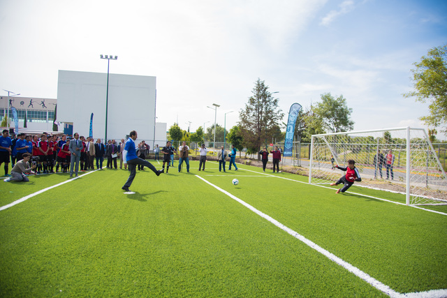 Esparza Ortiz entrega remodelación de cancha multifuncional de la Facultad de Cultura Física