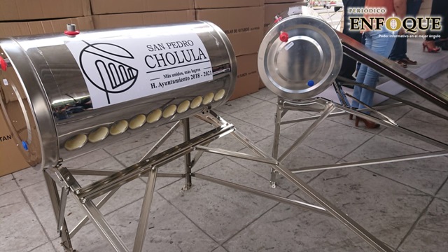 Entrega Arriaga lila calentadores solares en favor de 230 familias de San Pedro Cholula 