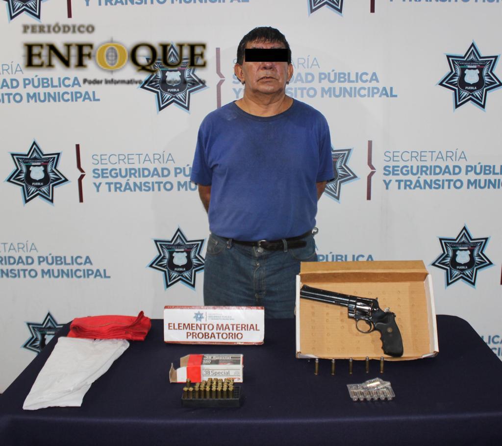 Detienen a sujeto con arma y municiones ilegales 
