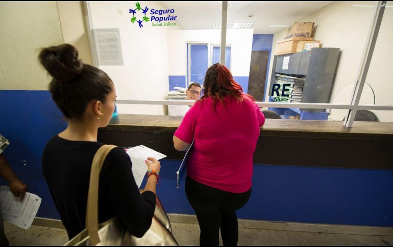 Van por reforma contra obesidad   Esta medida consta de un etiquetado especial para productos para grasas saturadas, azúcares, sodio y calorías. La Cámara de Diputados aprobará mañana el dictamen que reforma y adiciona diversos artículos de la Ley General de Salud en materia de sobrepeso, obesidad y etiquetado frontal de advertencia de alimentos y bebidas no alcohólicas, anunció el líder de los diputados de Morena, Mario Delgado. Delgado Carrillo explicó que esta reforma tiene el propósito de que en los productos se informe de manera clara el contenido de grasas saturadas, azúcares, sodio y calorías, algo similar al modelo implementado por otros países. Resaltó que desde 2016, México vive en un estado de emergencia epidemiológica debido a los altos índices de sobrepeso, obesidad y diabetes en adultos, niñas, niños y jóvenes. La Encuesta Nacional de Salud y Nutrición 2016 arroja que siete de cada 10 adultos tienen sobrepeso u obesidad.