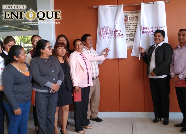 Entrega Karina Pérez domo escolar de bachillerato de San Antonio Cacalotepec 