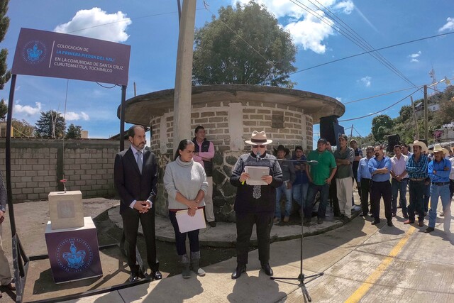 Esparza Ortiz coloca primera piedra de un nuevo centro comunitario Kali