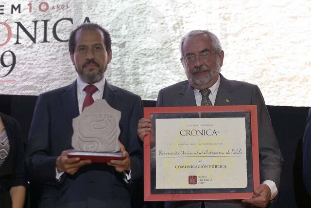 BUAP recibe Premio Crónica 2019