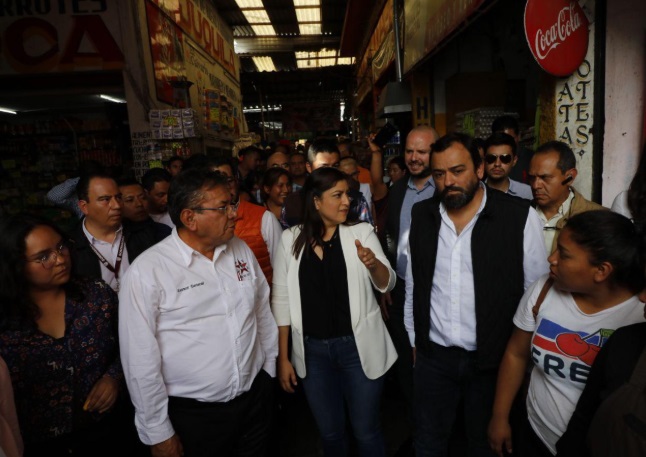 Claudia Rivera recorre Mercado Unión en donde iniciará un nuevo proyecto