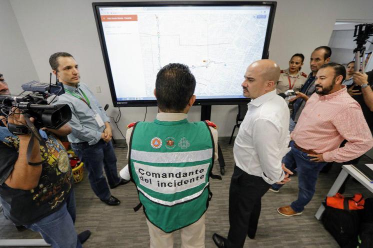 Guadalajara pone en marcha operativo de seguridad para la Romería 2019; el alcalde tapatío supervisa el centro de mando.