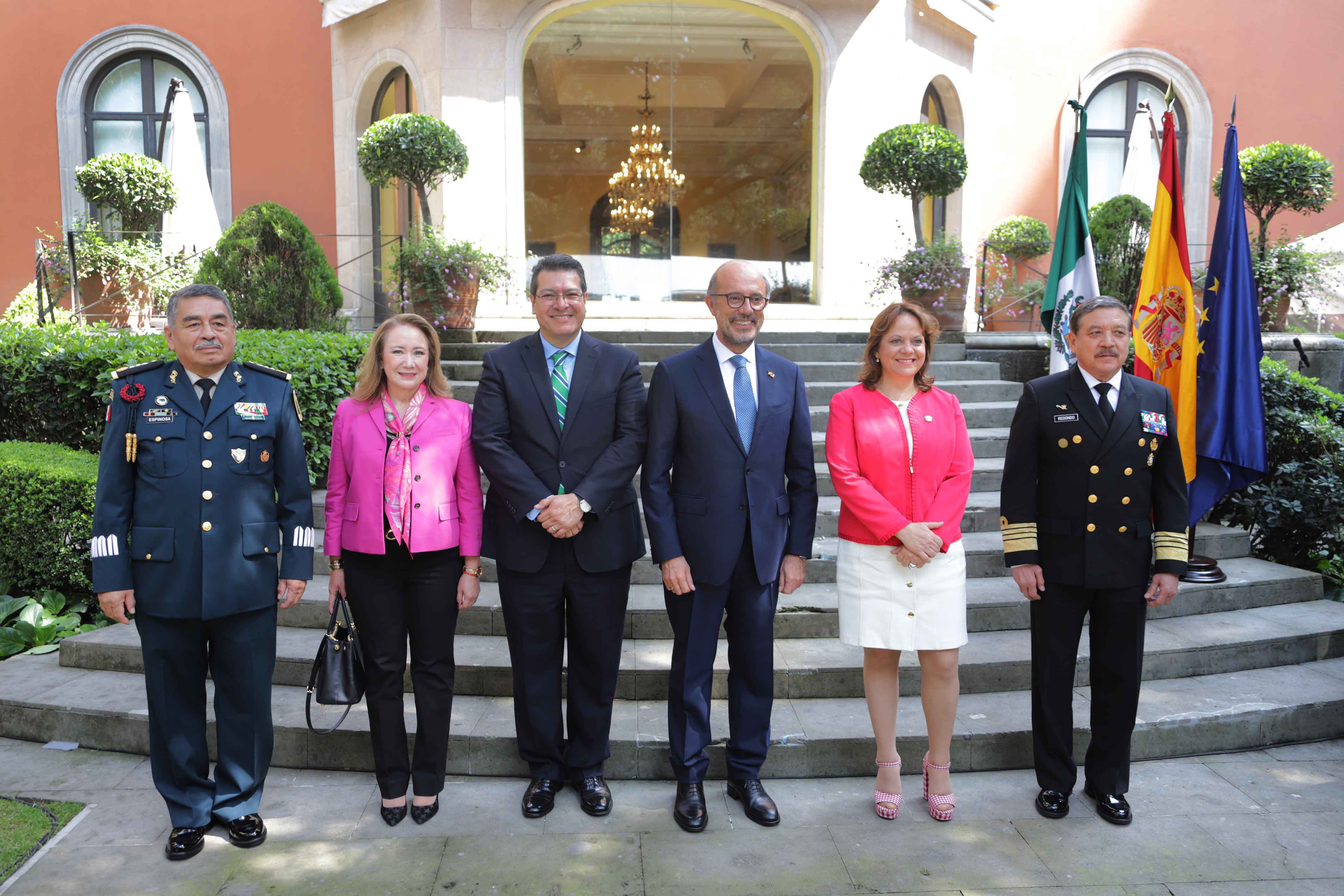 Marco Mena asiste a fiesta nacional de España en CDMX