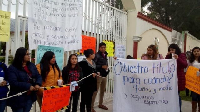 Ante protesta de egresados de normal de Ixcaquixtla, SEP se compromete en entrega de títulos profesionales 