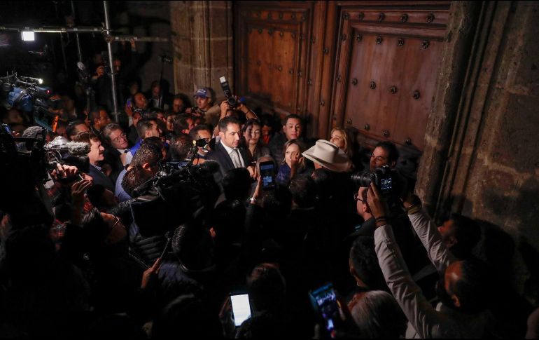 Normalistas de Chiapas se manifiestan afuera de Palacio Nacional
