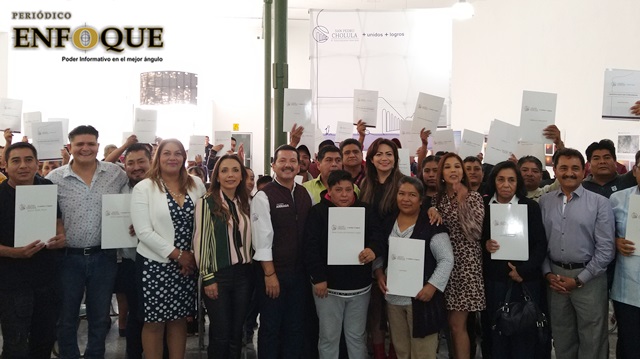 Entrega Arriaga 106 títulos de concesión a comerciantes de San Pedro Cholula 