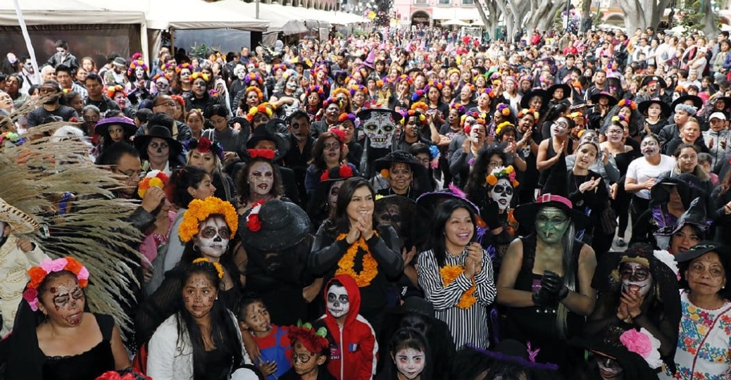 Catrinas y calaveras realizan activación física en el Zócalo de Puebla (Video)