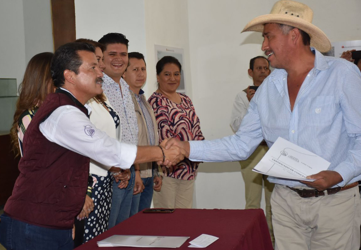 Entrega gobierno de San Pedro Cholula títulos de concesión a comerciantes.