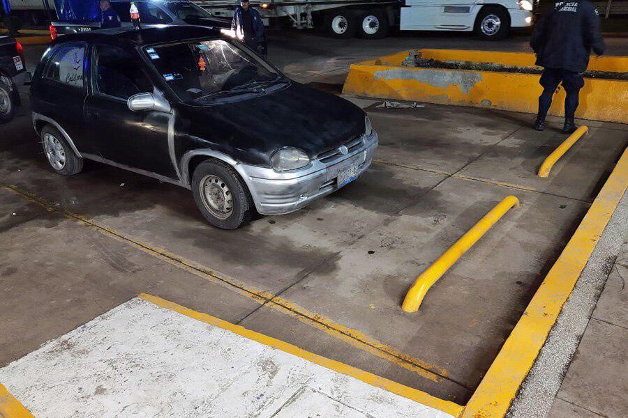 Recupera policía de Coronango vehículo robado y detiene a un sujeto