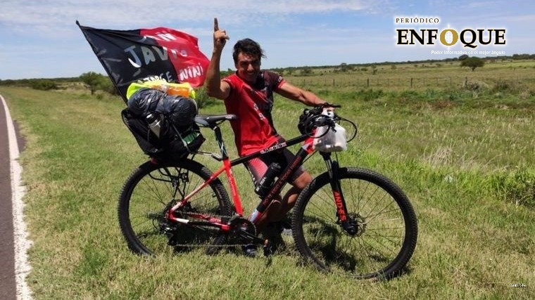 Argentino viaja en bicicleta a Paraguay para la final de Copa Sudamericana (VIDEO)