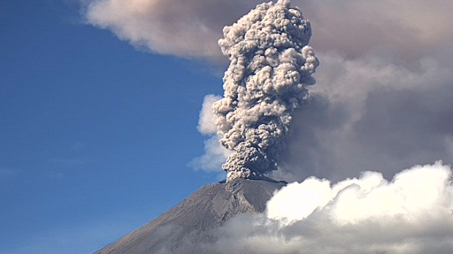 Volcán Popocatépetl 'despierta' con dos explosiones y lanza columnas de 2 km de altura