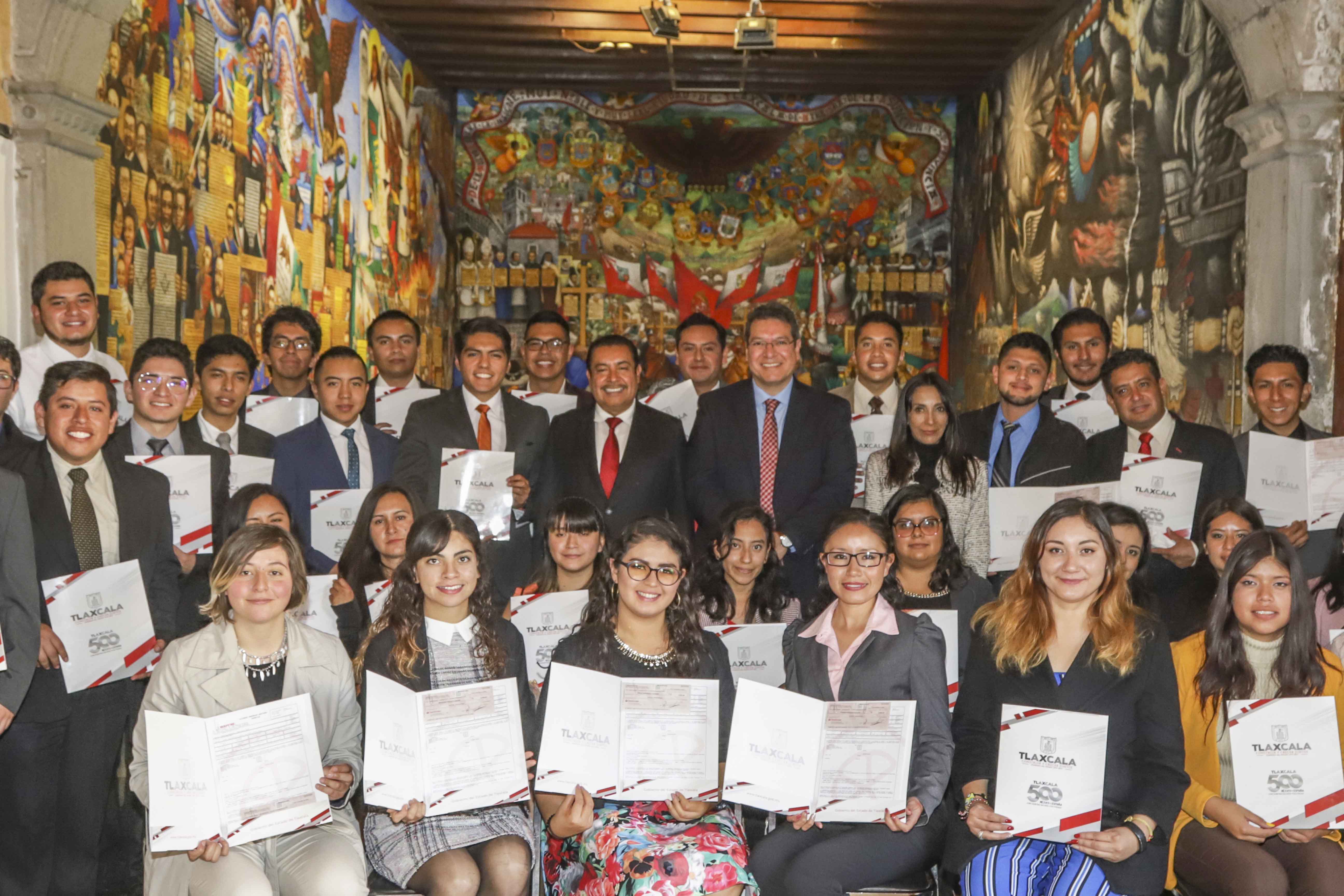 Marco Mena se reúne con estudiantes becados que viajarán a la Universidad de Chicago