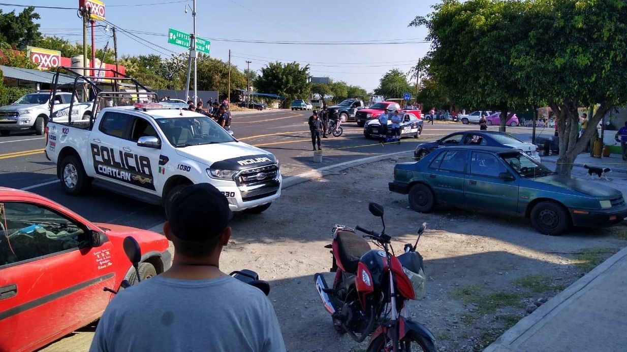 Acribillan y roban armas de 2 policías en Morelos
