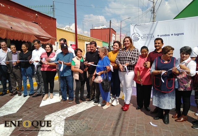 Entrega Luis Alberto Arriaga Lila rehabilitación de calle 5 Norte de San Pedro Cholula 
