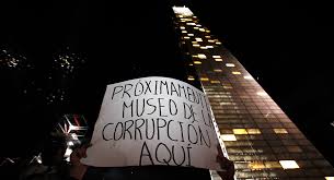 AMLO quiere ponerle una placa de 'Monumento a la Corrupción' a la Estela de Luz