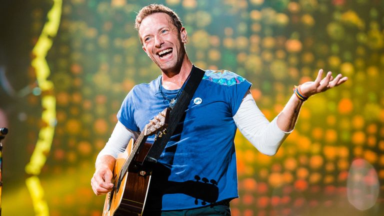 Coldplay cancela conciertos porque quiere ayudar al medio ambiente La banda británica Coldplay ha decidido no hacer una gira para promocionar su último álbum "Everyday Life", que se publica mañana, por el posible impacto medioambiental que puedan generar sus conciertos. "Nos tomamos tiempo para ver cómo nuestra gira puede ser beneficiosa", declaró hoy el líder del grupo, Chris Martin, al revelar a la cadena BBC la decisión ante la crisis climática. La banda británica está actualmente en Jordania, donde ofrecerá mañana viernes dos conciertos, uno al amanecer y otro al atardecer, como manera de reflejar su álbum doble "Everyday Life", que tiene dos partes (una titulada Sunrise y la otra Sunset).  La última vez que el grupo viajó por todo el mundo fue con la gira titulada "A Head Full of Dreams", que les llevó a presentar 122 conciertos en cuatro continentes entre 2016 y 2017. Martin, que oficialmente sacará el doble álbum mañana, agregó que eligieron Jordania para estos conciertos porque querían "un lugar en la mitad del mundo, donde normalmente no tocamos". El grupo puso en el mercado su último trabajo en 2015, denominado "A Head Full Of Dreams".