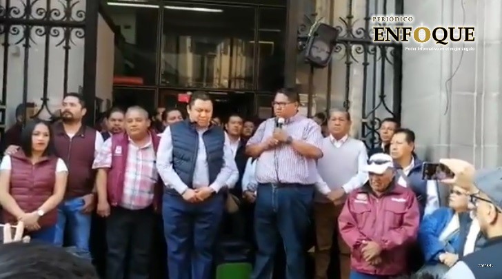 Tras entrega de uniformes reciclados, Leobardo Rodríguez se victimiza (Videos)