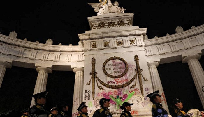 Con pintas al Hemiciclo a Juárez, manifestantes exigen alto a feminicidios durante marcha