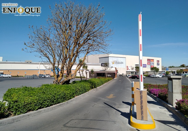 Avala Arriaga Lila colocación de plumas viales en el centro comercial Plaza San Diego 
