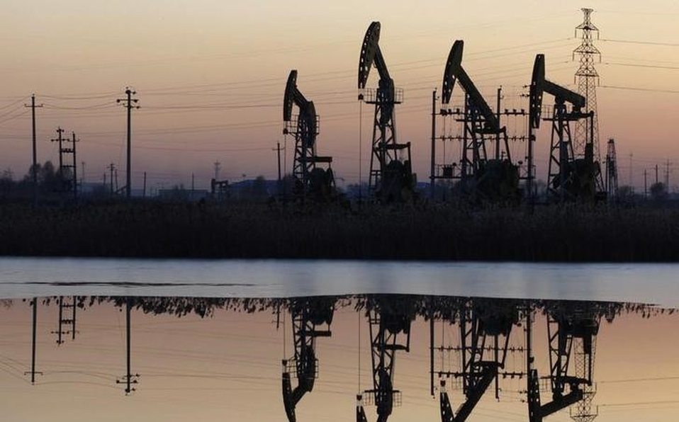 Petróleo sube mientras OPEP evalúa profundizar recortes de producción
