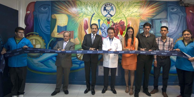 Esparza Ortiz inaugura el mural Continuum en Fisioterapia 