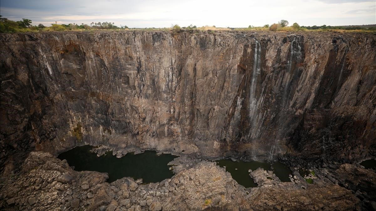 Las cataratas Victoria, reducidas a un hilo de agua