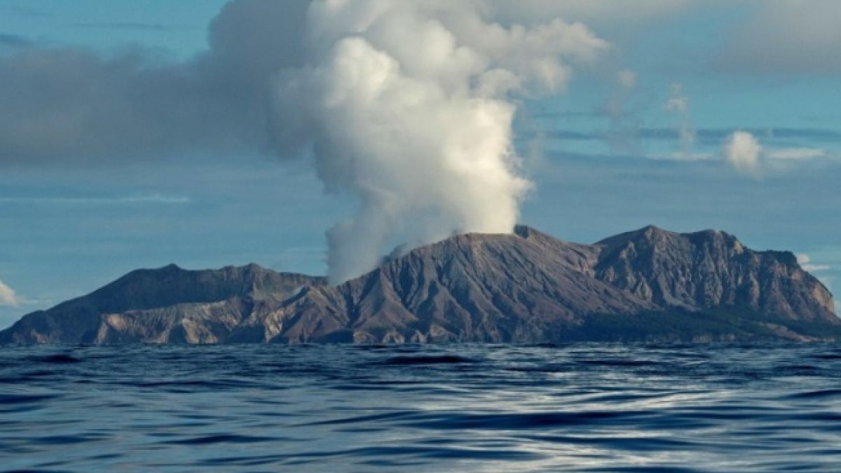 Erupción de volcán en Nueva Zelanda deja varios heridos