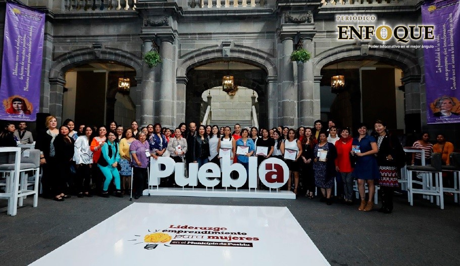 300 poblanas se gradúan en liderazgo y emprendimiento (Video)
