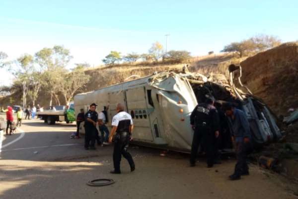 Volcadura de autobús de pasajeros en Huitzo, Oaxaca, deja al menos 9 lesionados