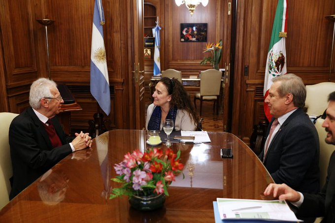 Embajador señalado de robo de libro vuelve a México