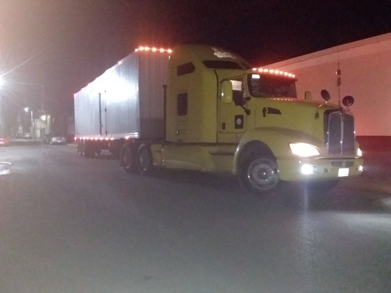 Recupera policía de San Pedro Cholula tractocamión robado; hay un detenido