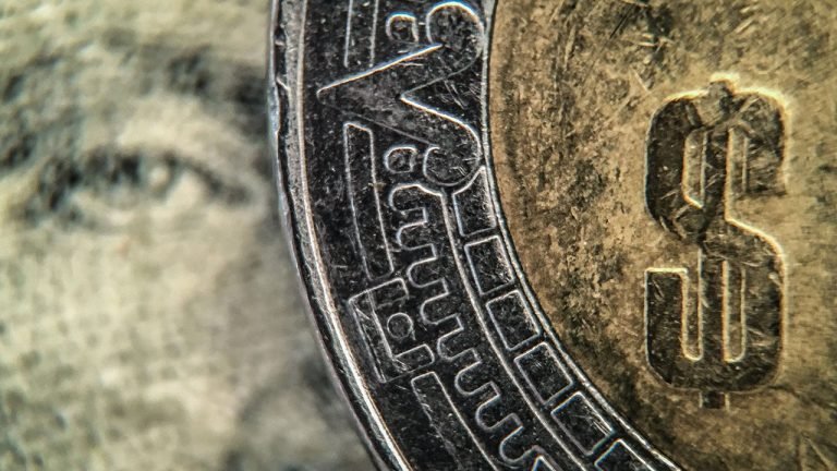 Peso toca su mejor nivel desde julio por abajo de los 19 por dólar