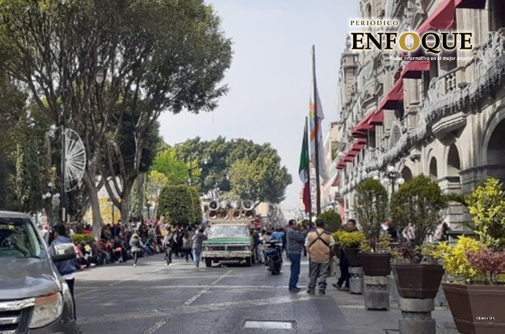 Ambulantes de Antorcha amagan con tomar la calle 5 de mayo   