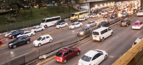 Holograma '00' por 4 años a autos 'más limpios', entre medidas para mejorar calidad del aire en Valle de México