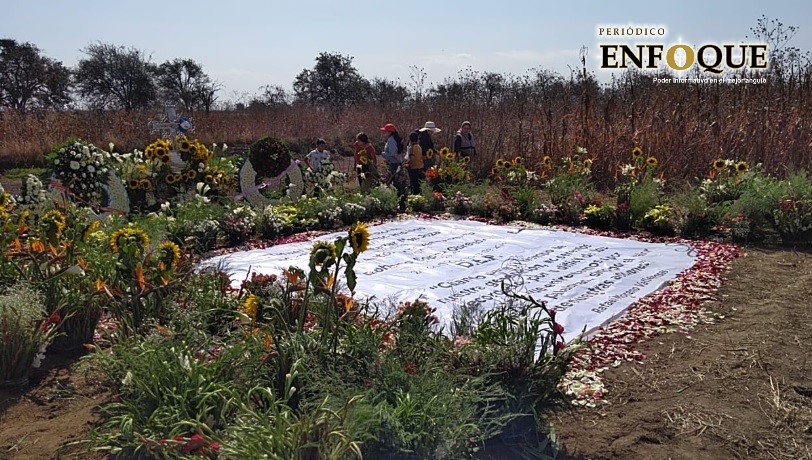 En zona de impacto del helicóptero, poblanos recuerdan a Martha Erika y Moreno Valle (Video)