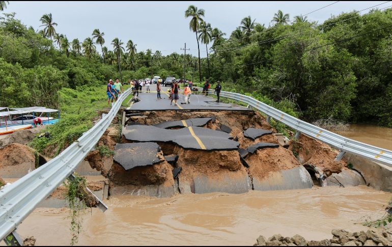 Tormenta tropical "Narda" toca tierra en Sinaloa y avanza hacia Sonora  Por lo que autoridades emiten alerta amarilla para el sur, oeste y centro del estado. Tras su paso por Sinaloa, donde anoche las lluvias y vientos provocaron inundaciones, caída de postes, árboles y espectaculares, la tormenta tropical "Narda" avanza hacia las costas de Sonora, por lo que autoridades emitieron alerta amarilla para el sur, oeste y centro del estado. Este lunes por la noche, el centro de la tormenta tropical "Narda" tocó tierra aproximadamente a 35 kilómetros al sur de Los Mochis, municipio de Ahome, y a 16 kilómetros nor-noreste de Topolobampo, los dos en Sinaloa, y se desplaza hacia Huatabampito, Sonora. Al avanzar frente a las costas de Sinaloa, el fenómeno meteorológico ocasionó lluvias intensas a puntuales torrenciales en diversas zonas del estado, además de rachas fuertes de viento y oleaje elevado. Esta mañana, Protección Civil emitió la alerta amarilla por alejamiento de "Narda". Al tocar tierra en Mazatlán, Sinaloa, la tormenta tropical llegó con lluvias y vientos que derribaron árboles, espectaculares y rompieron cristales, además de provocar inundaciones en sus principales calles. Una imagen de la Virgen de Guadalupe, edificada en 1975, fue tirada por el viento y levantada por los pescadores. En Sinaloa, este martes se reanudan actividades en las escuelas de todos los niveles y sistemas educativos del estado. Autoridades señalaron que la suspensión de clases es sólo para Ahome. Los directores tienen la facultad de suspender labores en el resto de los municipios, en caso de afectaciones por "Narda". En tanto, en Sonora, ante el pronóstico de viento y lluvia intensa por la tormenta tropical "Narda", se suspendieron clases este martes en Guaymas, Empalme, Cajeme, Bacum, San Ignacio, Río Muerto, Benito Juárez, Navojoa, Etchojoa, Huatabampo, Álamos, Rosario y Quiriego. Se desborda río y salvan a seis en Jalisco; albergan a 2 mil en el país por “Narda” Mientras, en el marco del Consejo Estatal de Protección Civil de Baja California Sur, se informó que los puertos del estado, a excepción de Loreto, fueron cerrados a embarcaciones menores, como medida preventiva por los efectos de la tormenta tropical. Se indicó que no se suspenderán clases ni abrirán albergues, pues la Comisión Nacional del Agua (Conagua) sudcaliforniana señaló que no habrá afectaciones mayores en el estado. Autoridades de Protección Civil emitieron alerta verde para norte, centro y sur de la entidad. Suman dos muertos tras paso de tormenta “Narda” por Oaxaca A su paso por estados del occidente del país, entre ellos, Oaxaca, Guerrero, Michoacán, Colima, Jalisco y Nayarit, la tormenta "Narda" ocasionó lluvias que dejaron desbordamientos de ríos, inundaciones, deslaves, daños a viviendas y carreteras, así como dos muertos y un desaparecido.