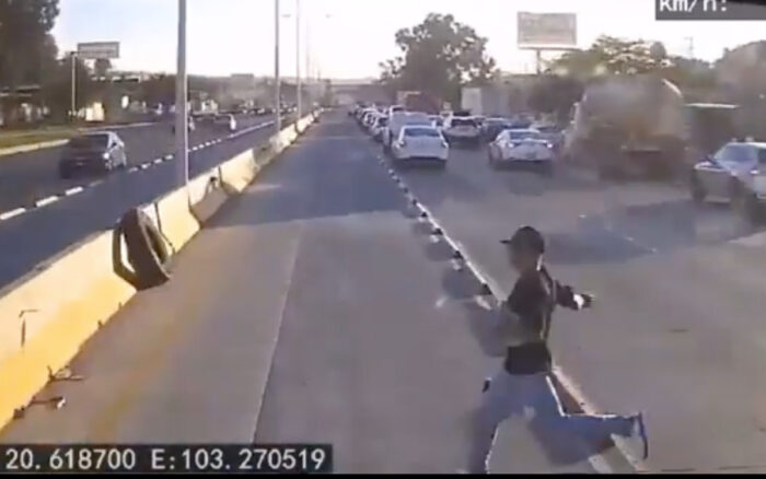 Joven fallece atropellado por autobús tras huir de un robo en Tlaquepaque