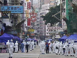 Autoridades de Hong Kong confinan a 3 mil de sus habitantes en un barrio por brote de covid-19