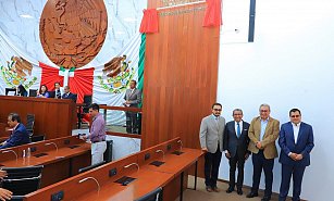 Inscriben en letras doradas nombre de la UATX en el Congreso de Tlaxcala