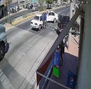 Despiden a trabajadora de gasolinera tras asalto en Vía Corta 