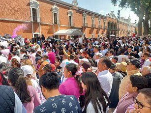 Marchan grupos plurales en Tlaxcala durante visita de AMLO