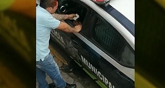 Sorprenden a policía de tránsito recibiendo un soborno en Puebla, el oficial ya fue suspendido