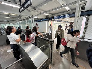 Maestros de la CNTE dan acceso libre en líneas del Metro