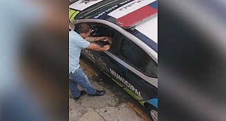 Dan baja e investigan a policía de transito en Puebla por recibir “mordida”